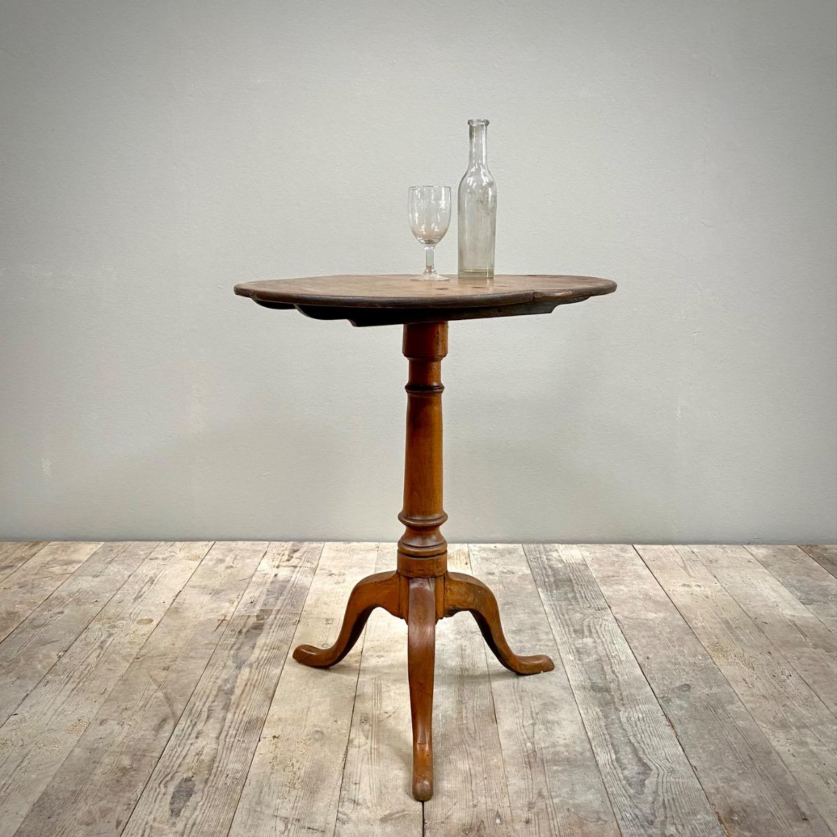 Gueridon pedestal table