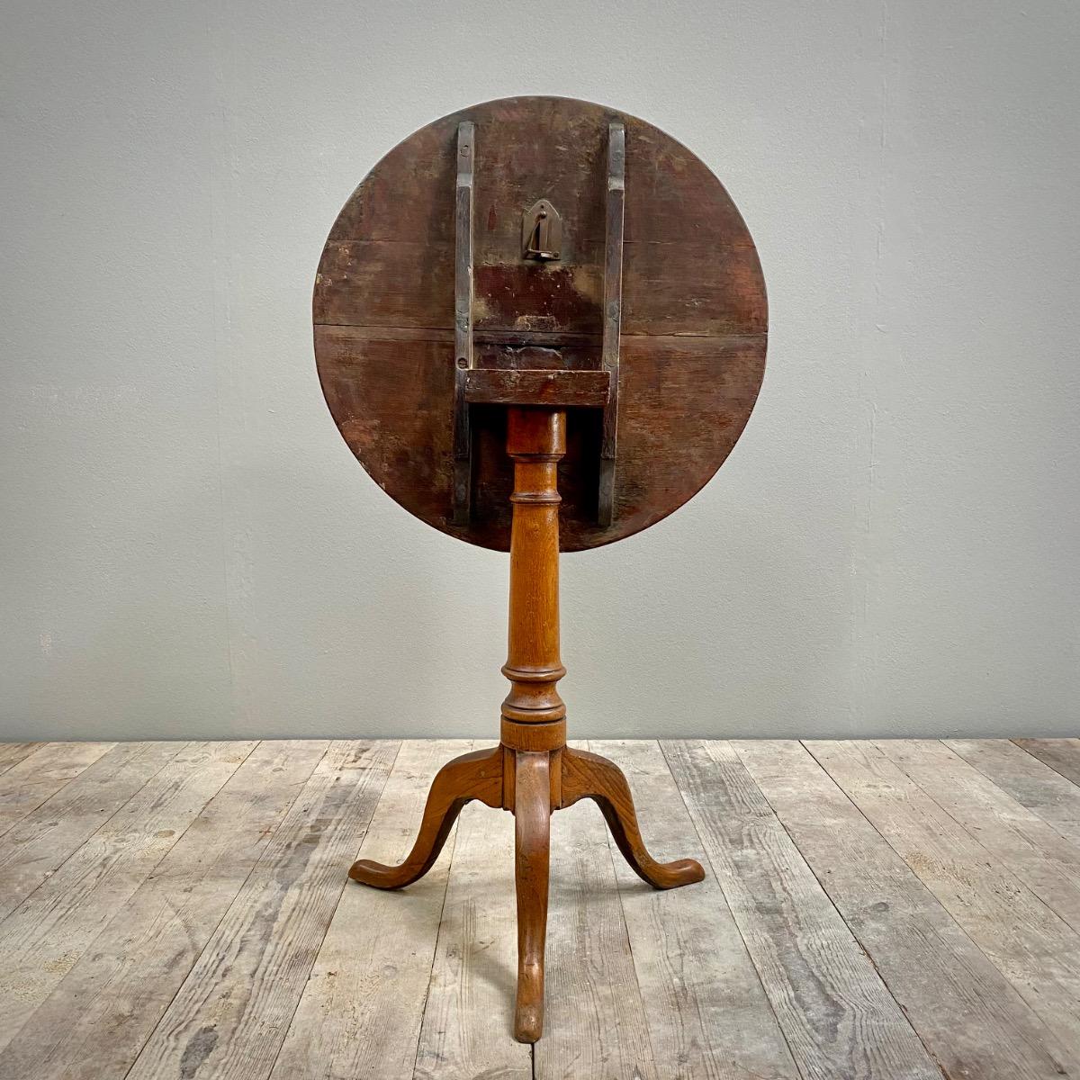 Gueridon pedestal table